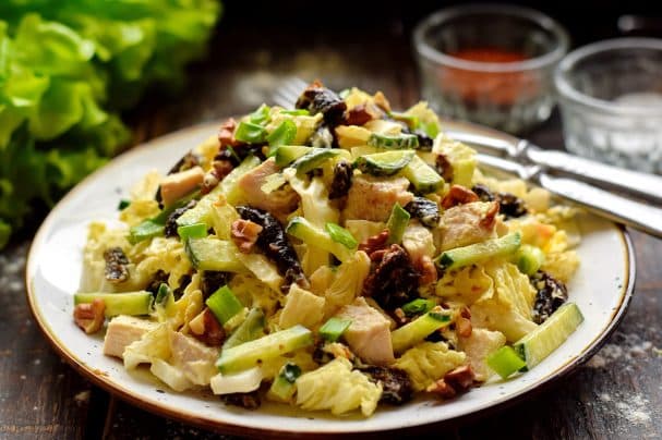 Салат з куркою, пекінською капустою та сушеним сливою