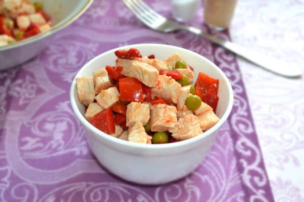 Салат з курыцай, перцам і зялёным гарошкам