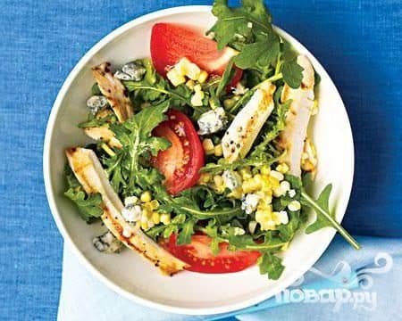 Chicken, tomato, and blue cheese salad