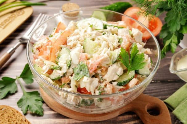 Салат з курыцай, памідорам і агурком