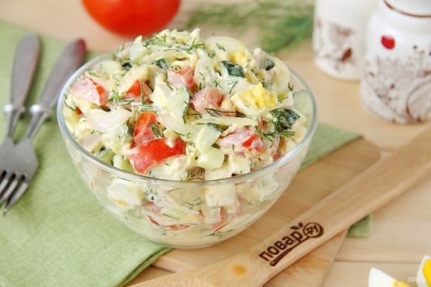 Salad with chicken breast and pickled onions