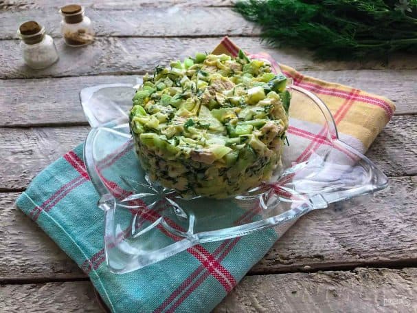 Салат з курынай грудкай і яйкамі