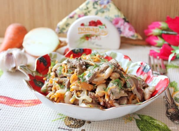 Салат з курынай печанкай і фасоллю
