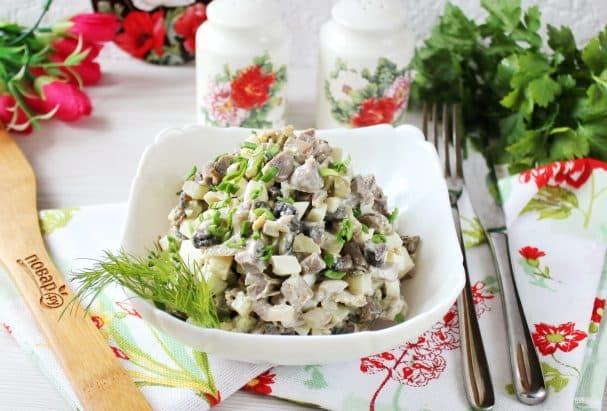 Салат з курынымі жалудкамі і грыбамі