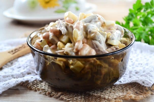 Салат з курячими сердечками та квасолею