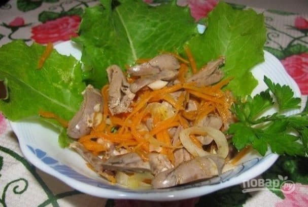 Салат с куриными сердечками и морковкой