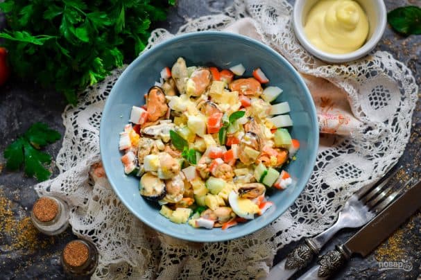 Salad with mussels and crab sticks