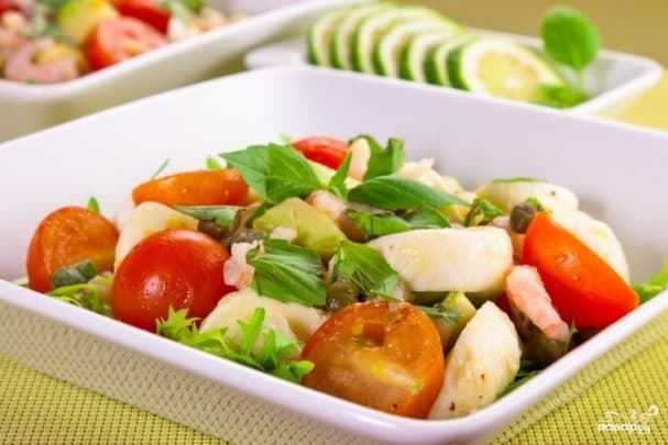 Салат с моцареллой и креветками