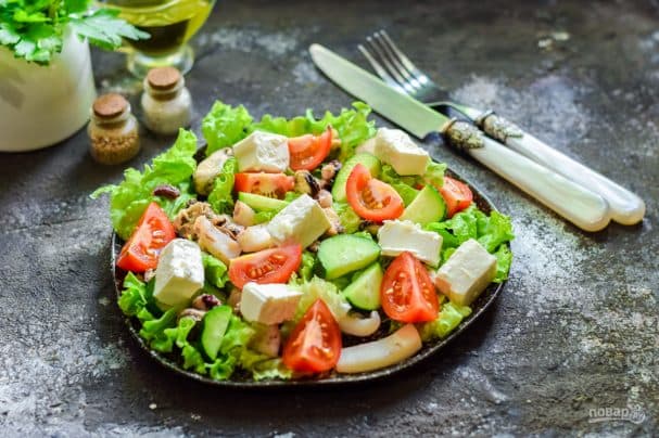 Салат с морепродуктами и сыром