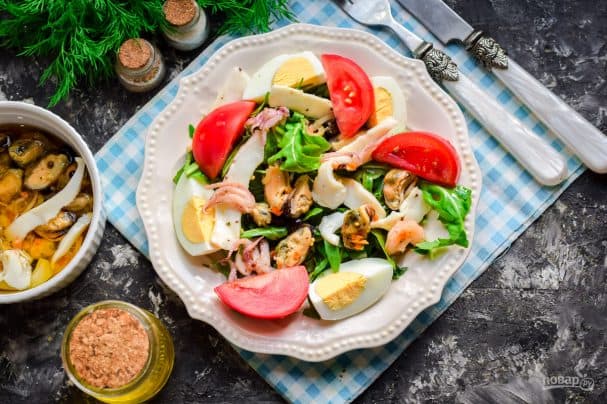 Salad with seafood cocktail and arugula