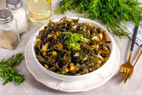 Салат з марской капустай і яблыкам