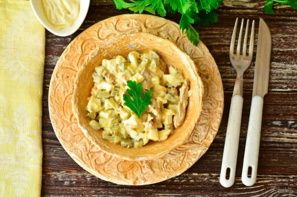 Салат із м'ясом і солоними огірками