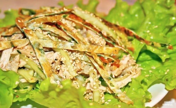 Салат з омлетом і куркою