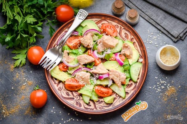 Salad with cod liver and avocado