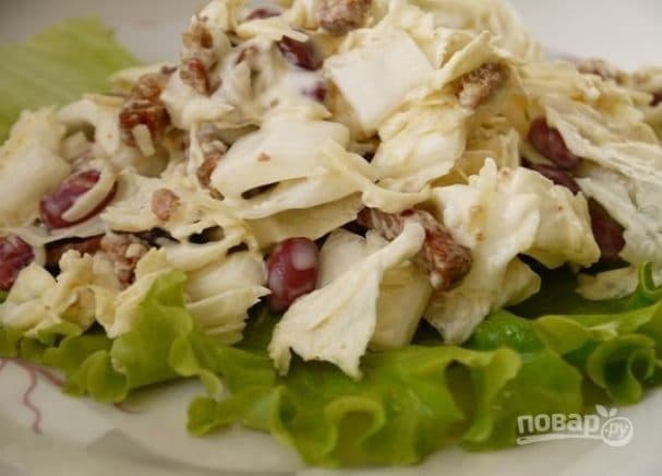 Салат з пекінскай капустай і сухарыкамі