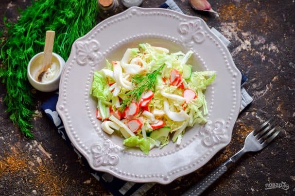 Салат с пекинской капустой, крабовыми палочками и кальмарами