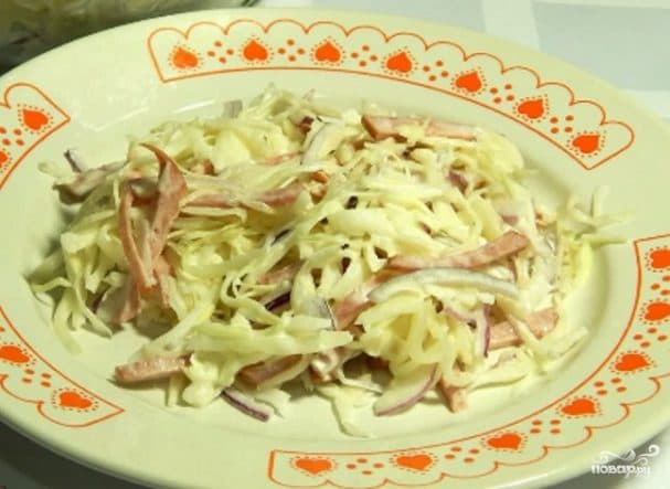 Salad with Chinese cabbage, apple, and smoked sausage