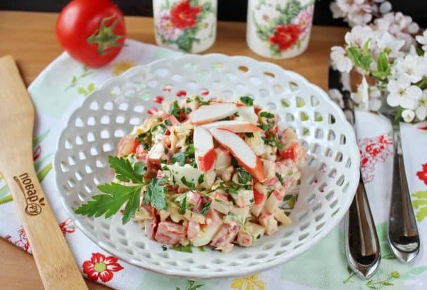 Салат с перепелиными яйцами и крабовыми палочками