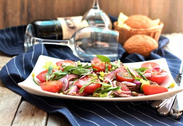 Salad with tomatoes, grilled beef, and truffle butter