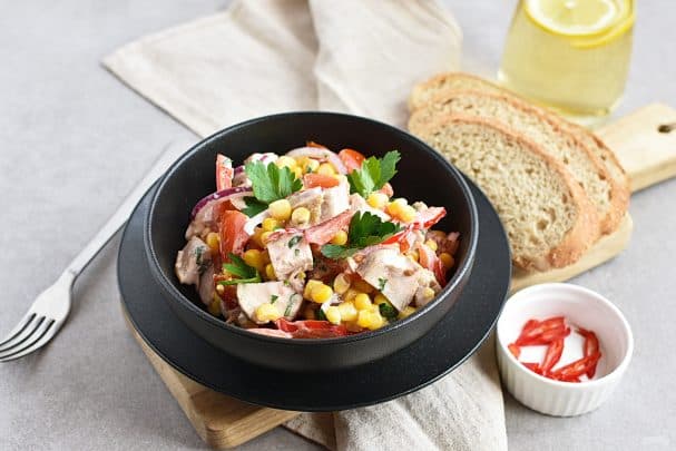 Salad with tomatoes and chicken fillet