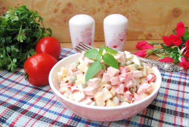 Салат з памідорамі, сырам і зялёным гарошкам