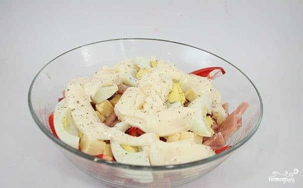 Salad with tomatoes, ham, and cheese