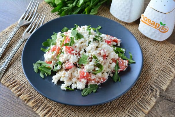 Arugula and cottage cheese salad