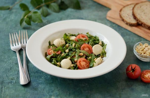Arugula salad with cherry tomatoes and pine nuts