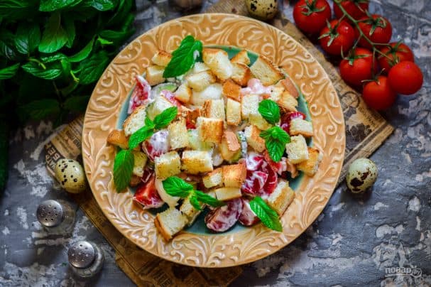 Салата з лосасем і сухарыкамі