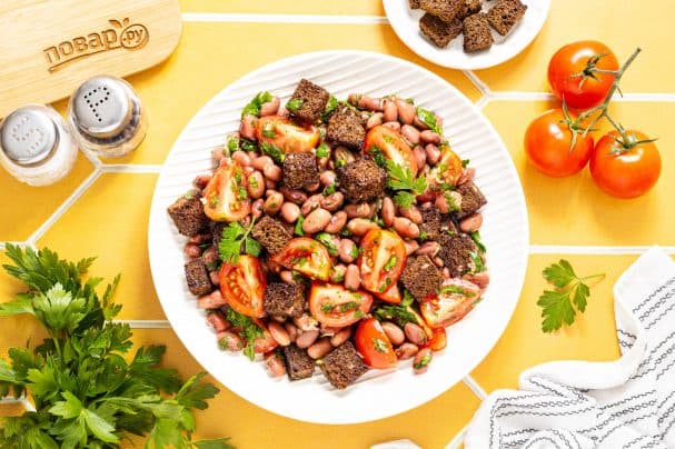 Салата з сухарыкамі і фасоллю