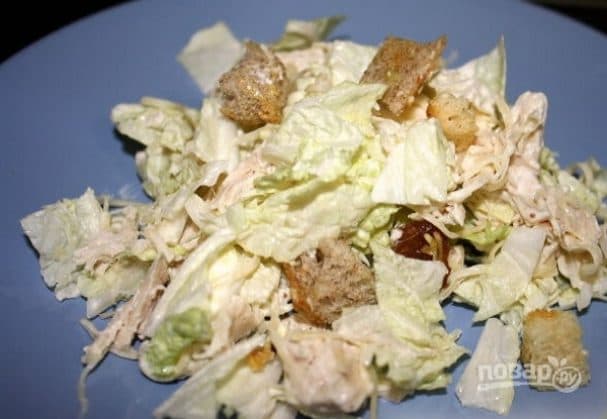 Салат із сухариками та пекінською капустою