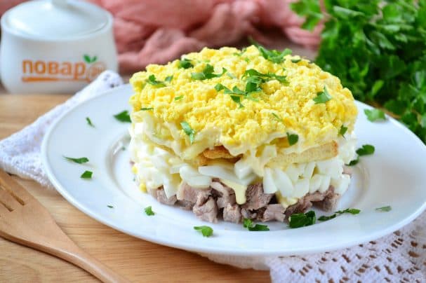 Салат з сухарыкамі і яблыкам