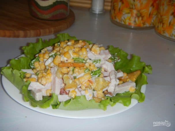 Salad with croutons, corn