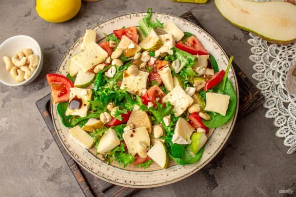 Salad with cheese, pear, and cashews