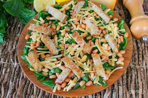 Салата з сырам, фасоллю і сухарыкамі