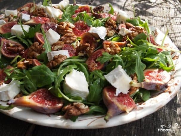 Salad with cheese and walnuts