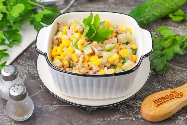 Салат з тунцем, кукурудзою та огірками