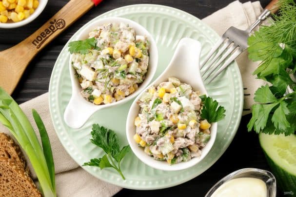 Салат з тунцем, кукурудзою та сиром