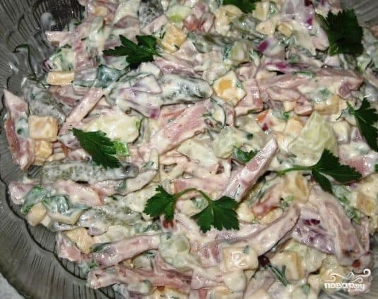 Салата з цвёрдым сырам