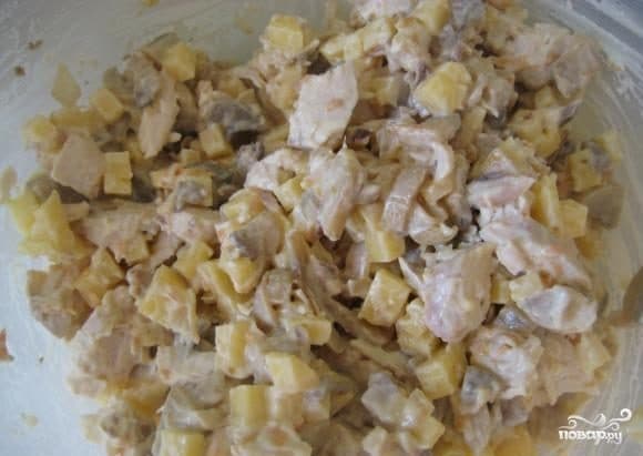 Салат із вареною курячою грудкою