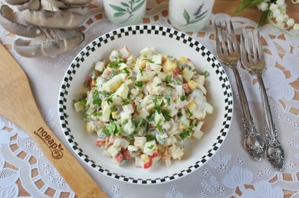 Салат с вешенками и крабовыми палочками