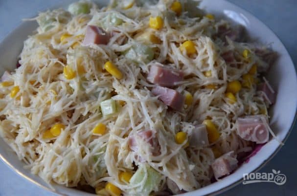 Салат с ветчиной и кукурузой