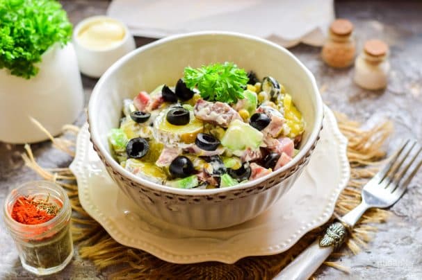 Салат з шинкою та маслинами