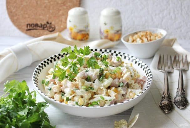 Ham, corn, and crouton salad