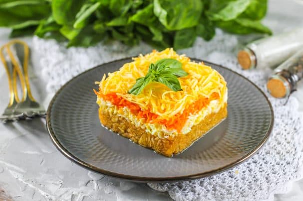 Салат з яблыкам і морквой па слоях