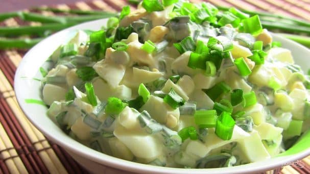 Салат з яйком і луком