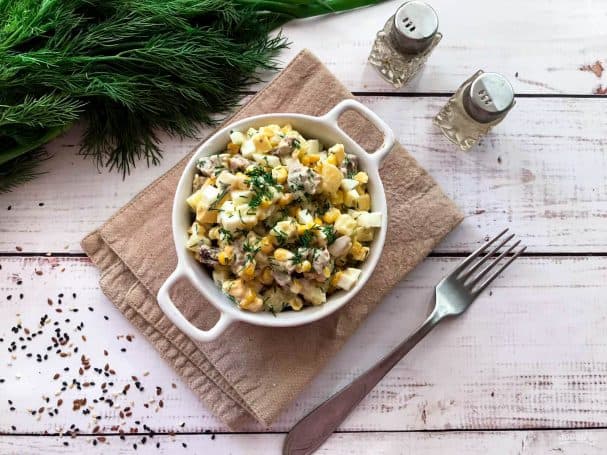 Салат з языком і кукурузай