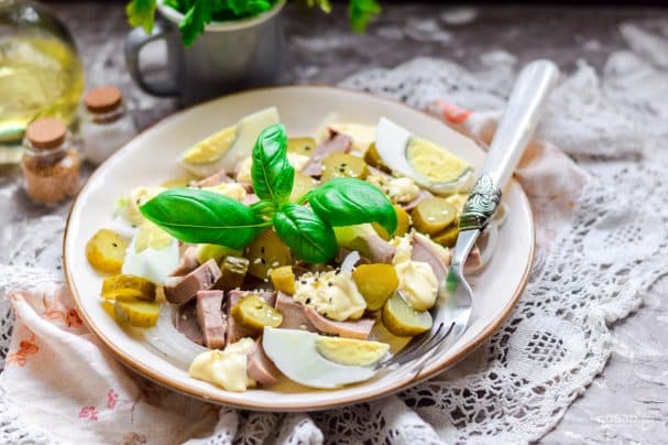 Salad with tongue and pickled onion