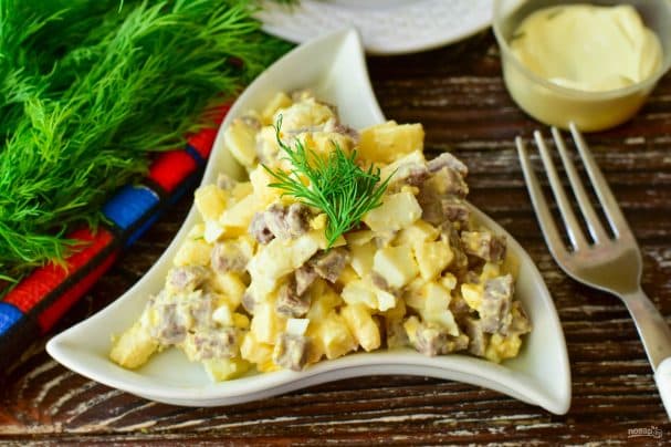 Салата з языкам і яблыкам
