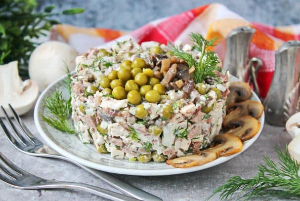 Салат з языкам, курыцай і грыбамі